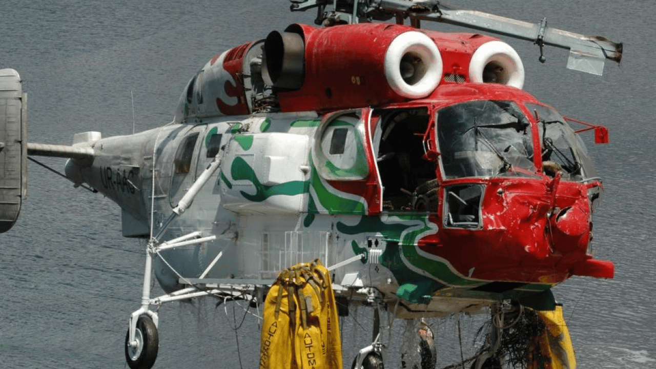 Foto - Barajdaki su çekildi, helikopter enkazı göründü! 16 yıl sonra ortaya çıkan acı hikaye