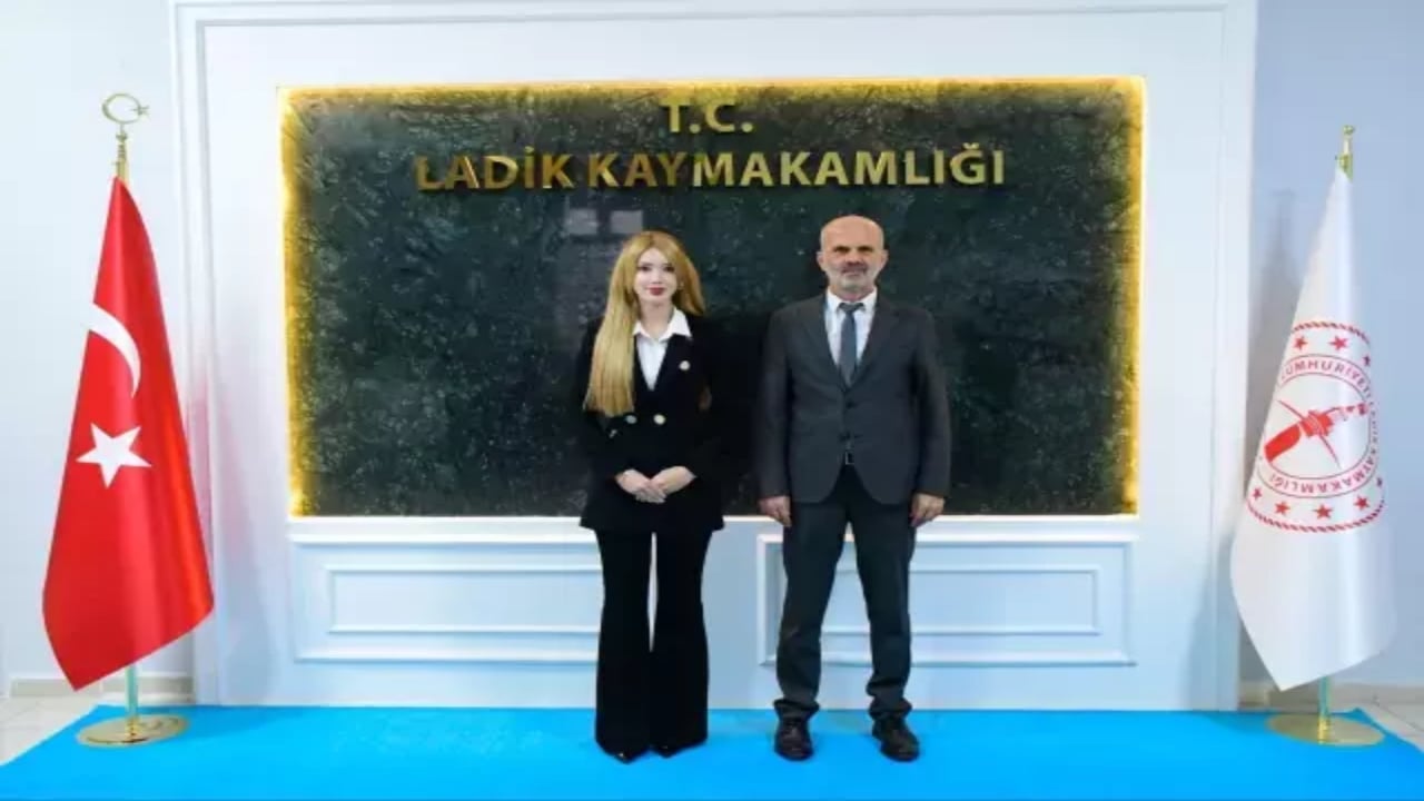 Foto - "Barbie bebek" mi, yapay zekâ mı, kaymakam mı? İlçenin yeni kaymakamı olay oldu