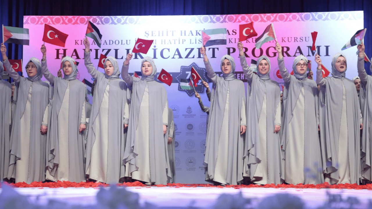 Başakşehir'de büyük coşku: 75 hafız törenle icazetlerini aldı...