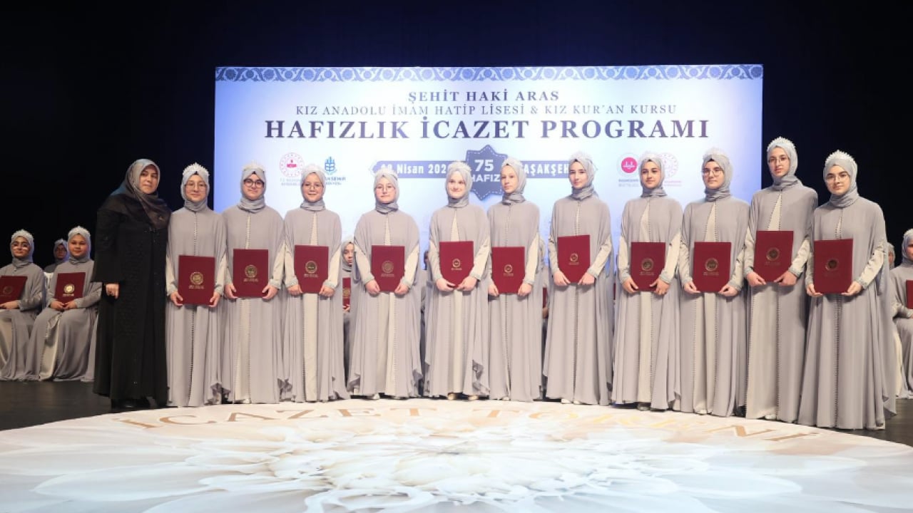 Foto - Başakşehir'de büyük coşku: 75 hafız törenle icazetlerini aldı...