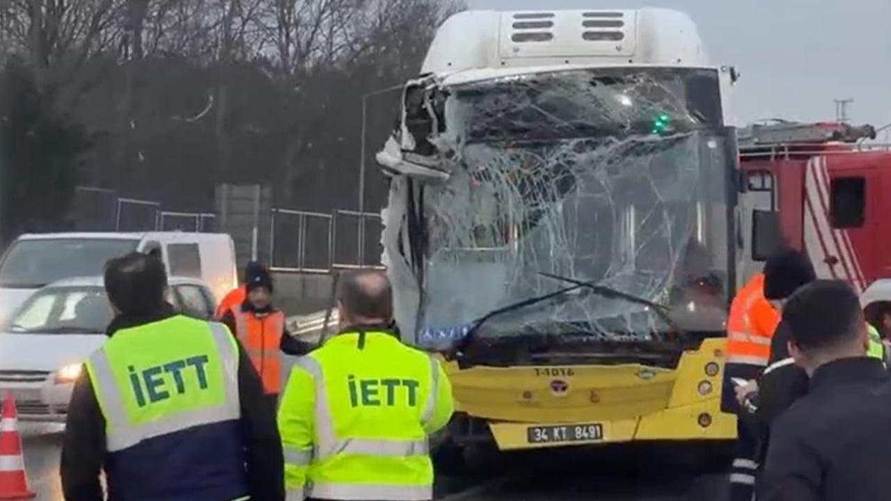Foto - Başakşehir'de feci kaza! 1 değil 3 İETT otobüsü birden çarpıştı! 5 kişi canından oluyordu!