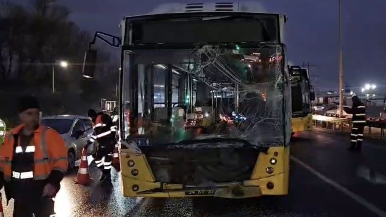 Foto - Başakşehir'de feci kaza! 1 değil 3 İETT otobüsü birden çarpıştı! 5 kişi canından oluyordu!