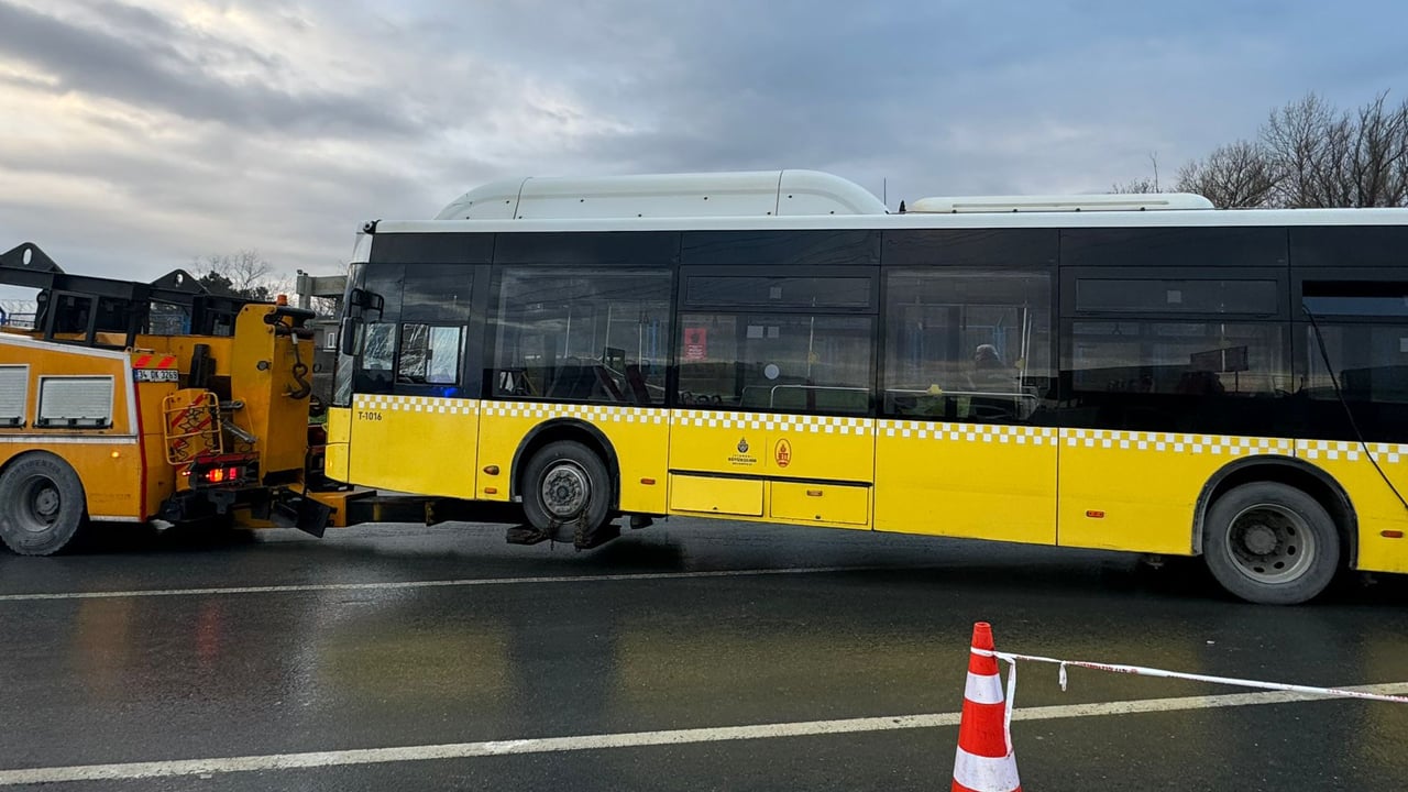 Foto - Başakşehir'de feci kaza! 1 değil 3 İETT otobüsü birden çarpıştı! 5 kişi canından oluyordu!