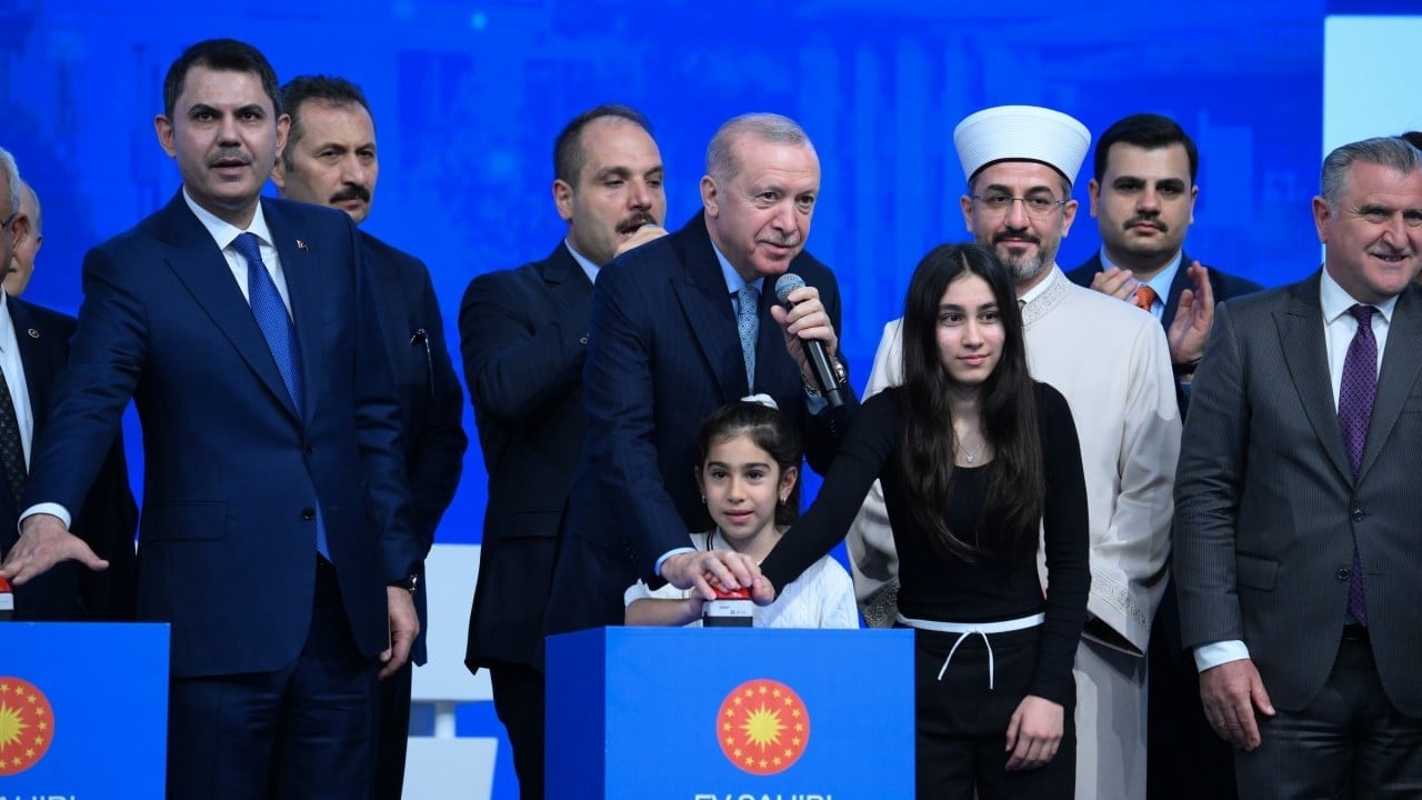 Foto - Başkan Erdoğan, kura çekim butonuna Özlem Vural Gürzel’in kızları Azade ve Bade ile bastı