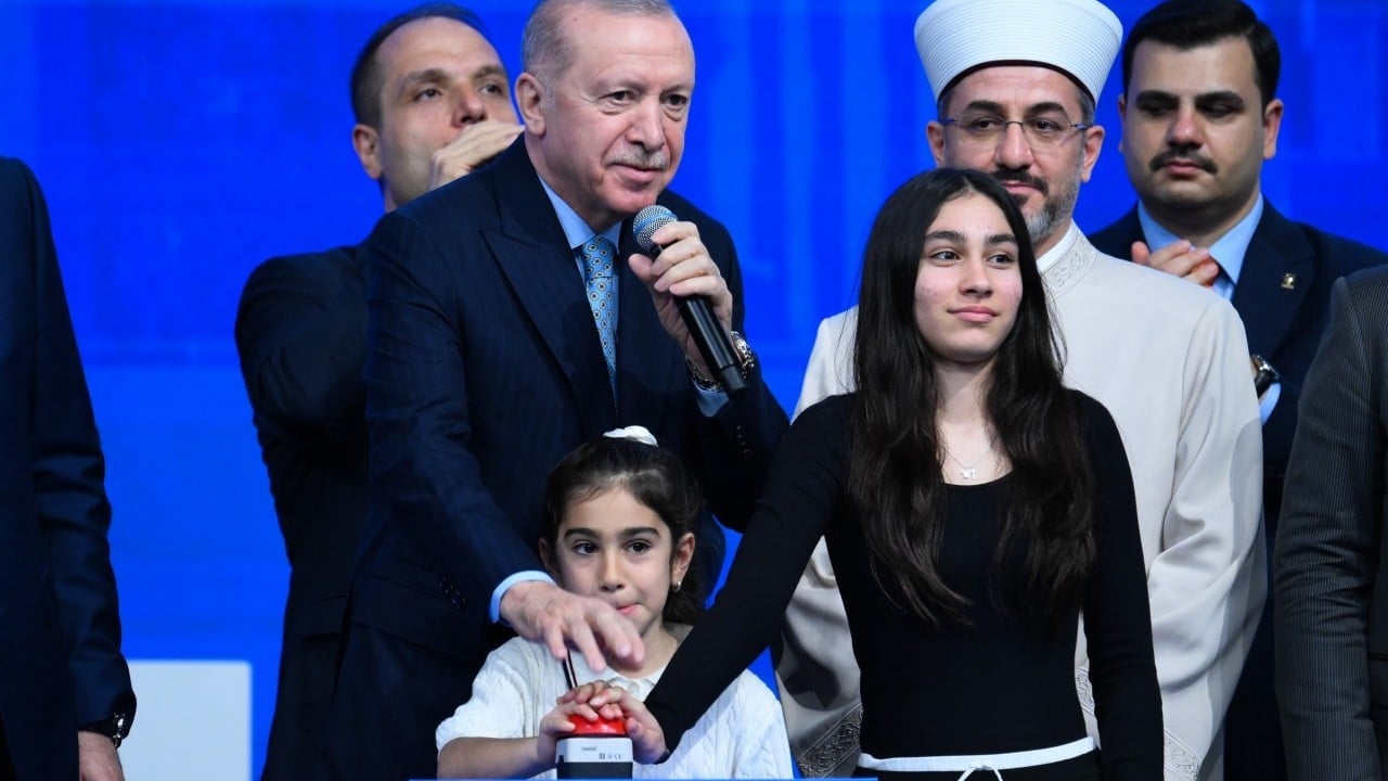 Foto - Başkan Erdoğan, kura çekim butonuna Özlem Vural Gürzel’in kızları Azade ve Bade ile bastı