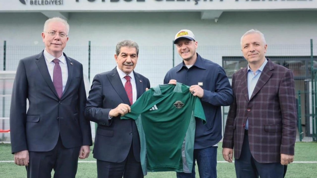 Başkan Göksu’yla penaltı attı Mesut Özil Esenler’de sahaya indi
