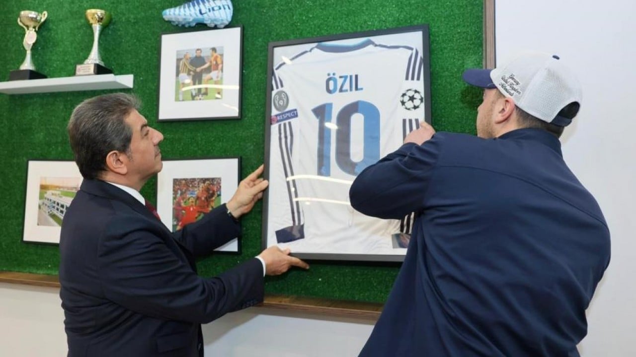 Foto - Başkan Göksu’yla penaltı attı Mesut Özil Esenler’de sahaya indi