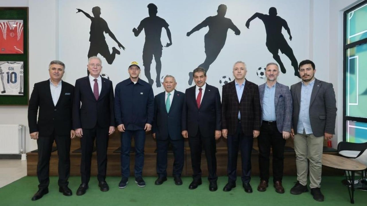 Foto - Başkan Göksu’yla penaltı attı Mesut Özil Esenler’de sahaya indi
