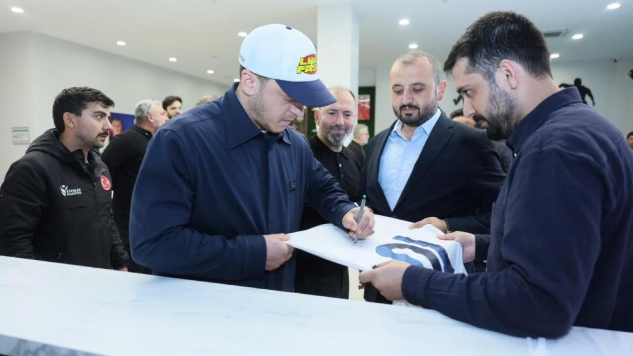 Foto - Başkan Göksu’yla penaltı attı Mesut Özil Esenler’de sahaya indi