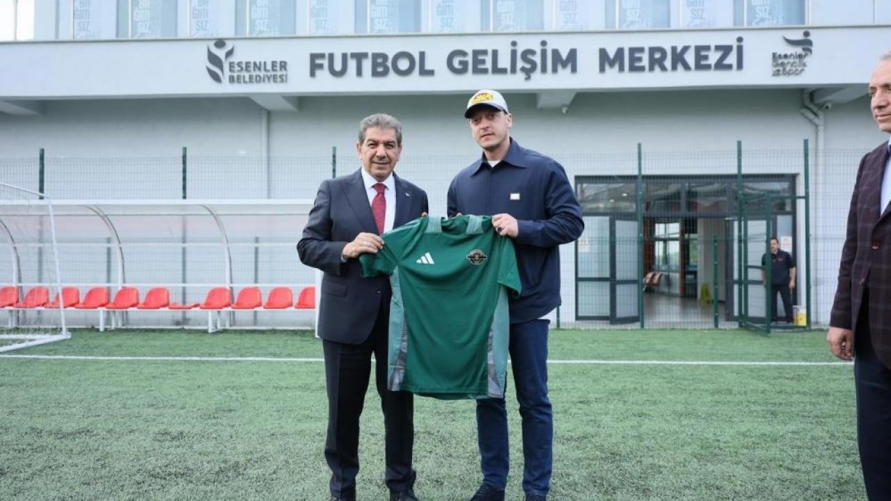 Foto - Başkan Göksu’yla penaltı attı Mesut Özil Esenler’de sahaya indi