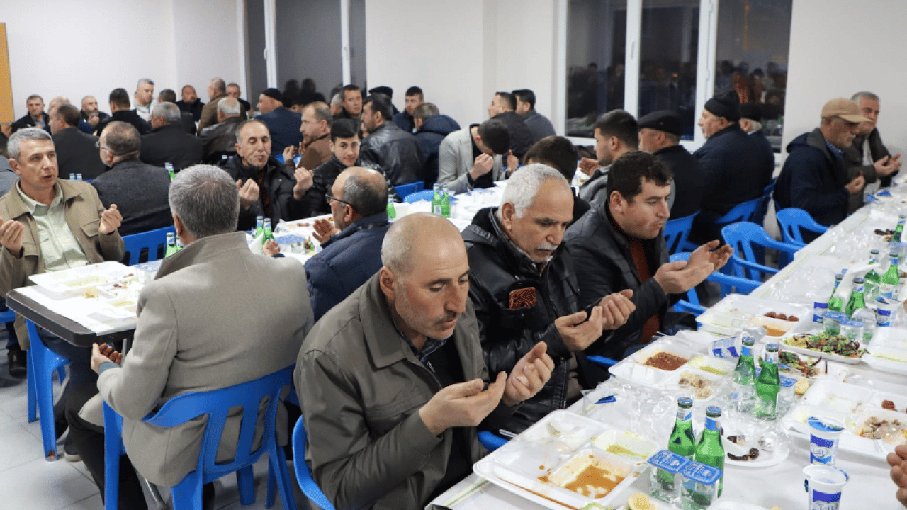 Foto - Başkan Şahin Işıklar beldesinde vatandaşlarla iftar yaptı...