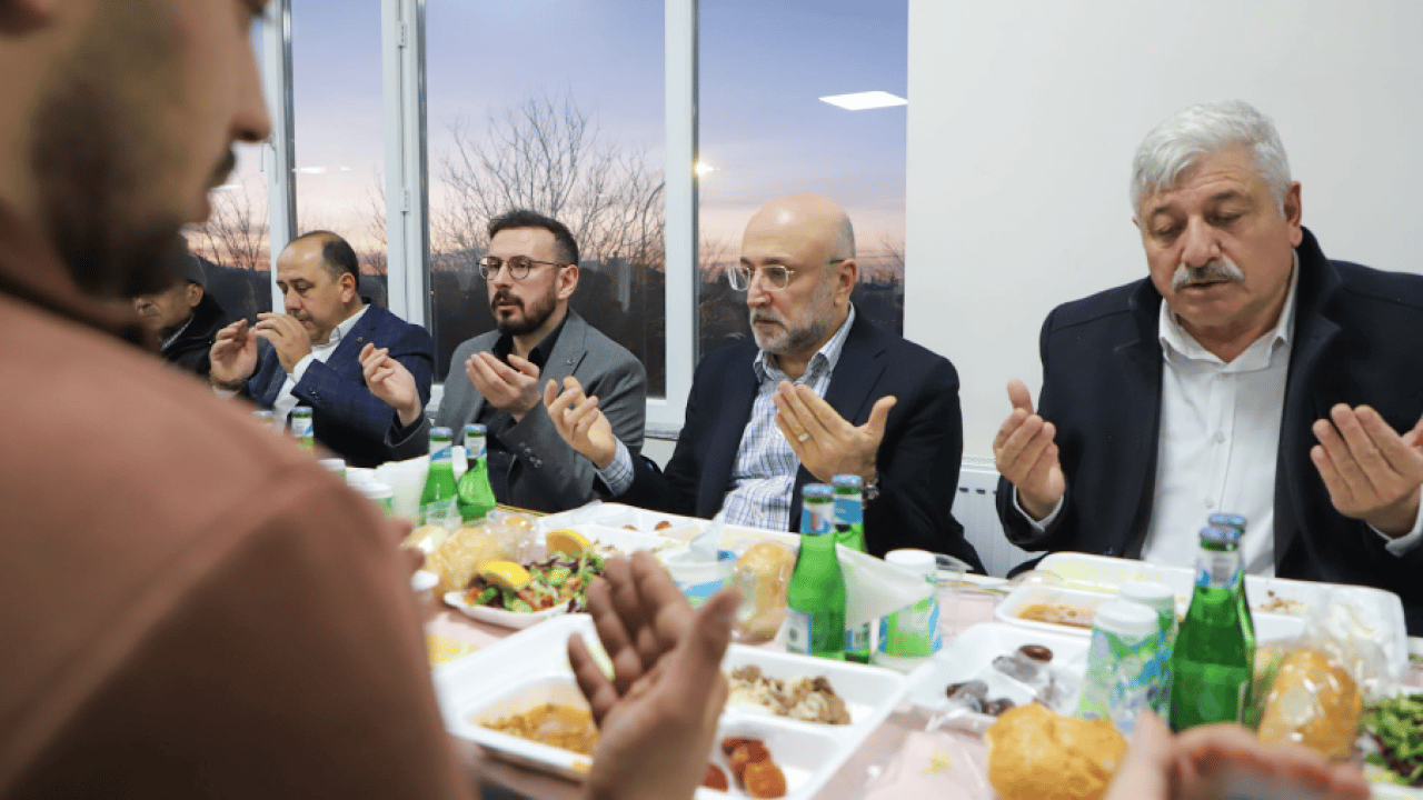 Foto - Başkan Şahin Işıklar beldesinde vatandaşlarla iftar yaptı...