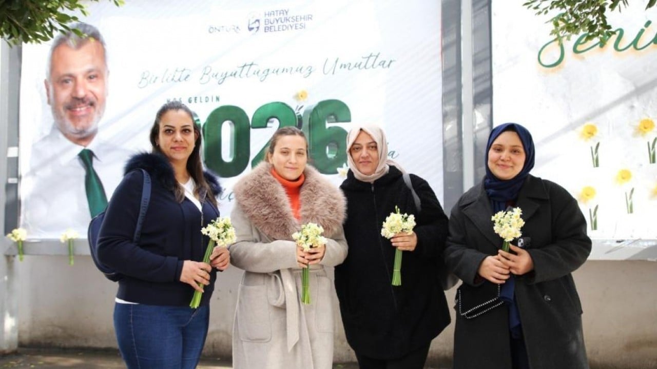 Başkandan billboard üzerinden hediye çiçek