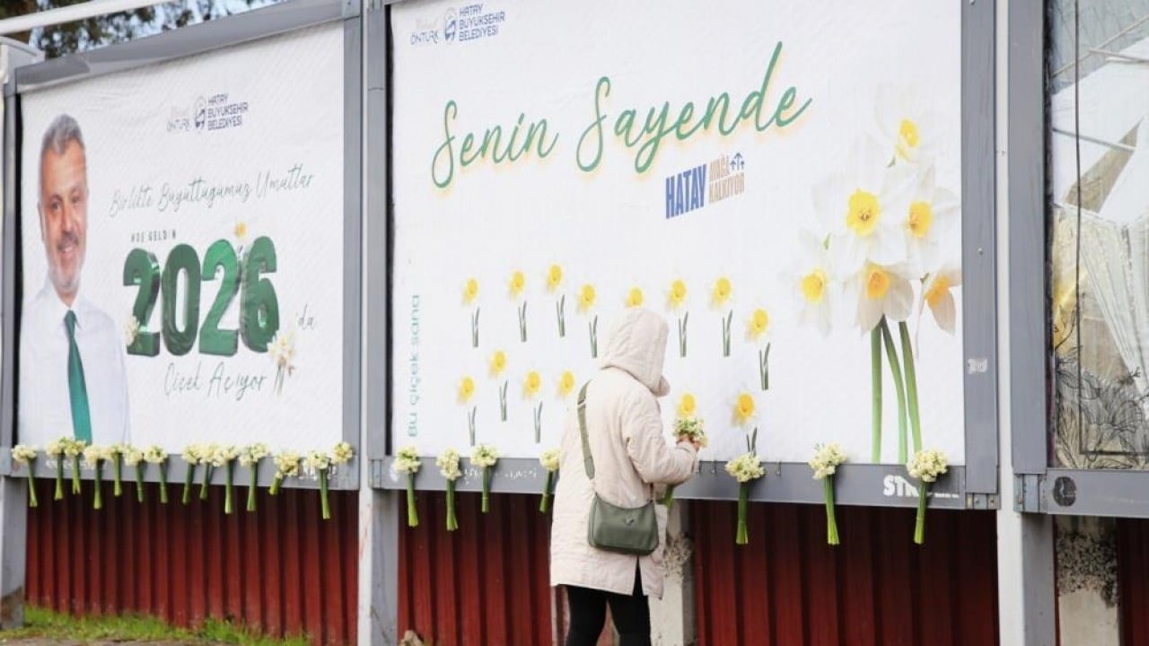 Foto - Başkandan billboard üzerinden hediye çiçek