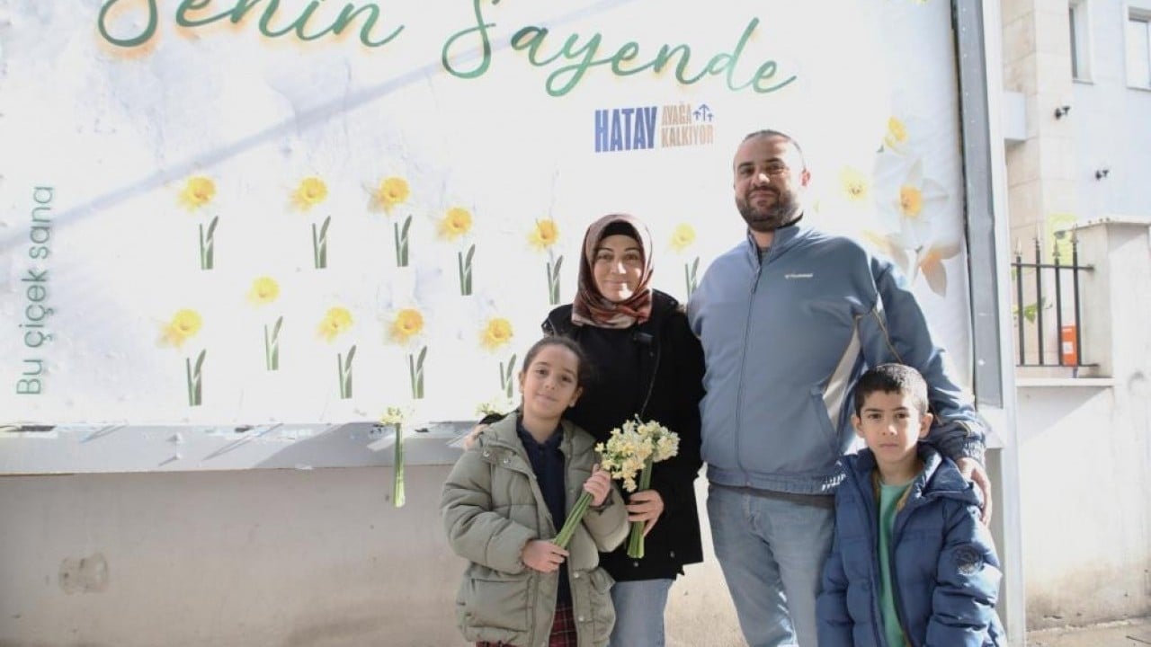 Foto - Başkandan billboard üzerinden hediye çiçek