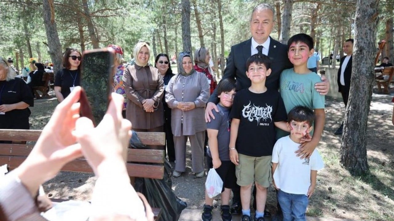 Foto - Başları okşandı, ceplerine harçlık konuldu! 200 yetim ve öksüz çocuk piknikte buluştu