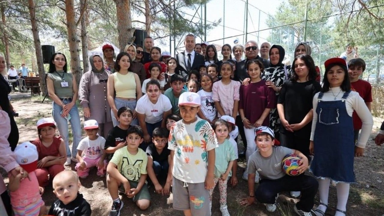 Başları okşandı, ceplerine harçlık konuldu! 200 yetim ve öksüz çocuk piknikte buluştu