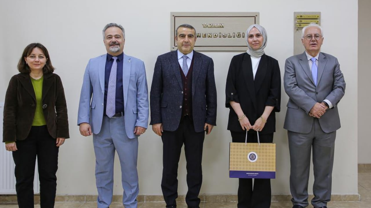 Foto - Başörtülü Prof’a üstün bilim insanı ödülü: 28 Şubat döneminde okuma hakları bile yoktu