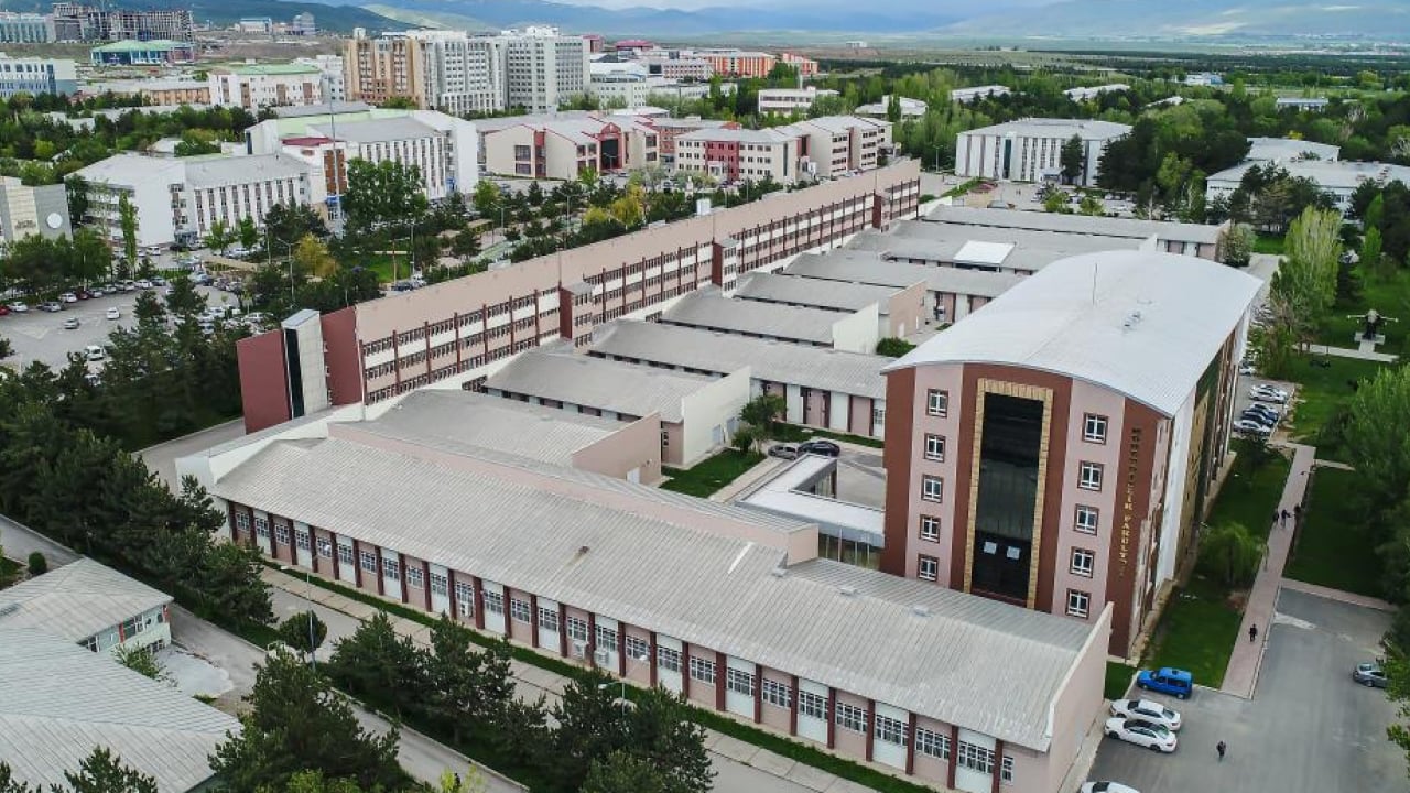 Foto - Başörtülü Prof’a üstün bilim insanı ödülü: 28 Şubat döneminde okuma hakları bile yoktu