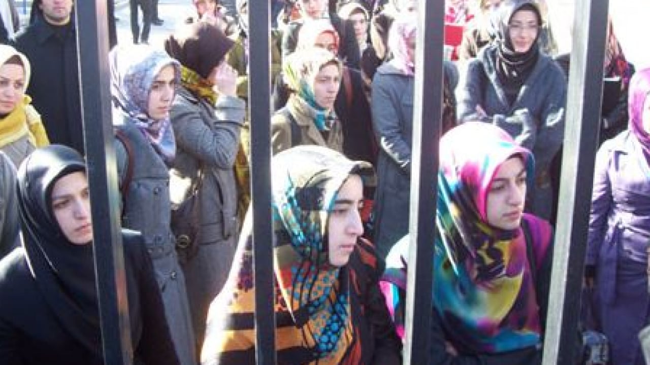 Foto - Başörtülü Prof’a üstün bilim insanı ödülü: 28 Şubat döneminde okuma hakları bile yoktu