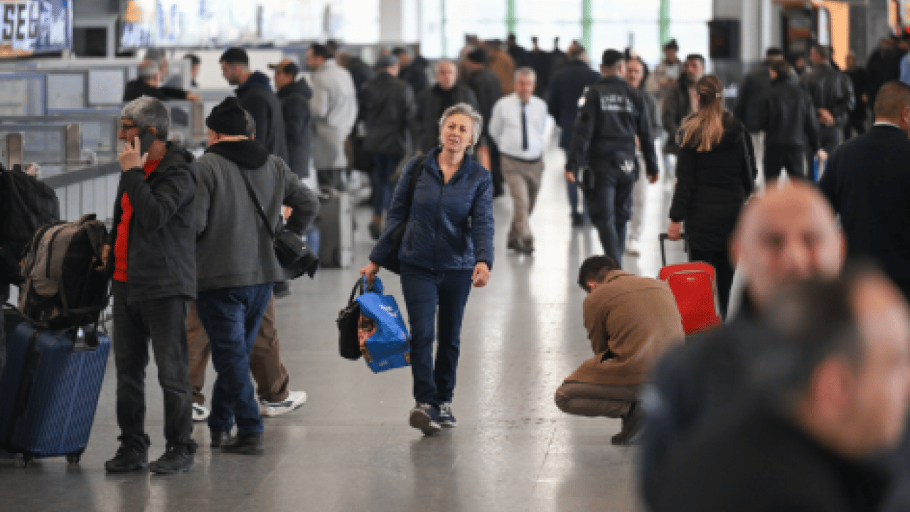 Foto - Bavul kuyrukları peronlardan taştı! Otogarlarda bayram yoğunluğu yaşanıyor