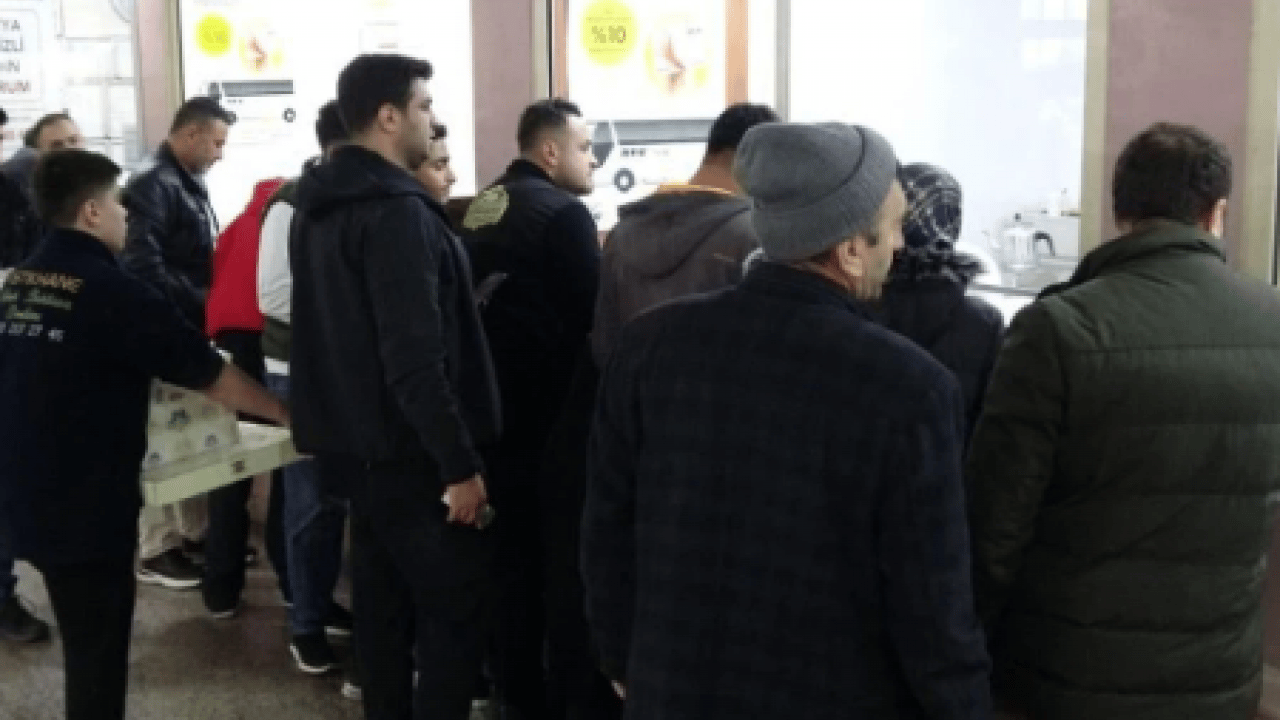 Foto - Bavul kuyrukları peronlardan taştı! Otogarlarda bayram yoğunluğu yaşanıyor