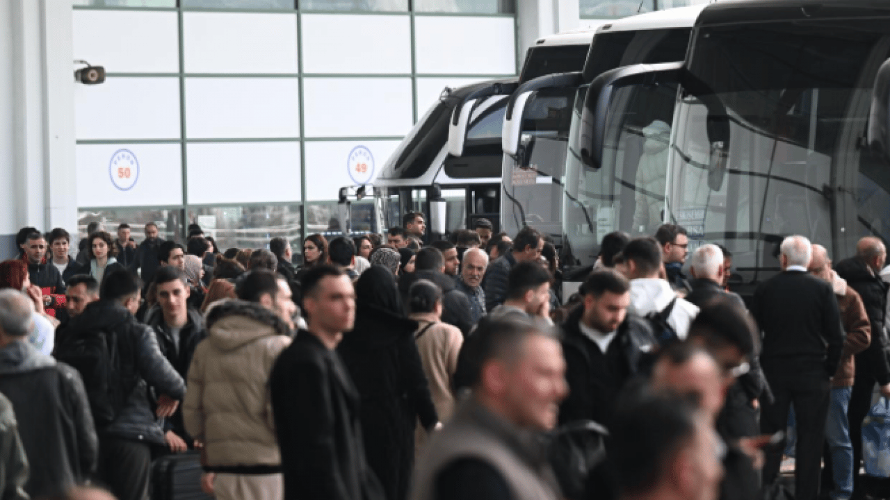 Foto - Bavul kuyrukları peronlardan taştı! Otogarlarda bayram yoğunluğu yaşanıyor