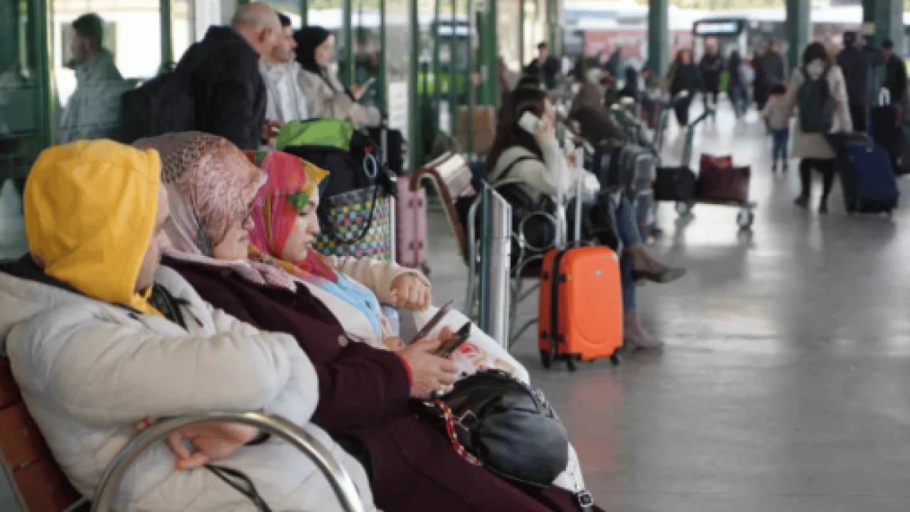 Foto - Bavul kuyrukları peronlardan taştı! Otogarlarda bayram yoğunluğu yaşanıyor
