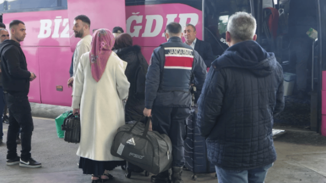 Foto - Bavul kuyrukları peronlardan taştı! Otogarlarda bayram yoğunluğu yaşanıyor