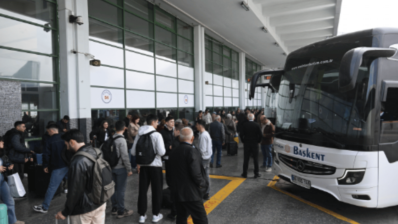 Bavul kuyrukları peronlardan taştı! Otogarlarda bayram yoğunluğu yaşanıyor