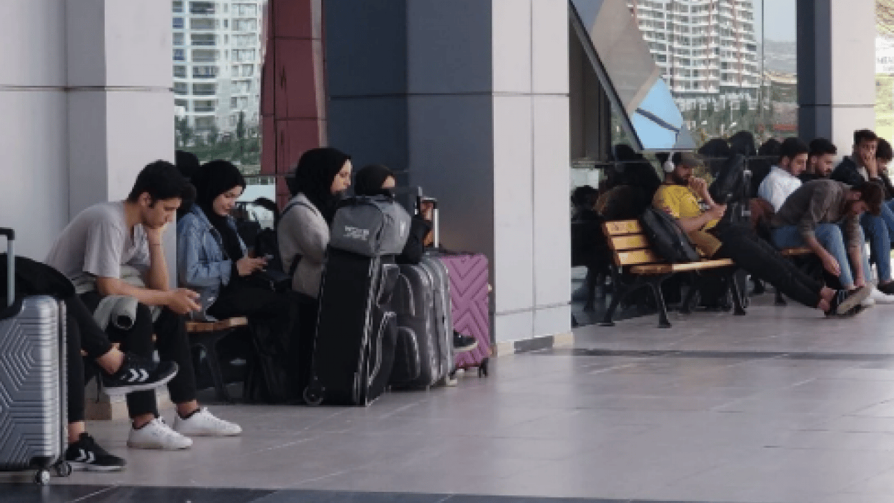 Foto - Bavul kuyrukları peronlardan taştı! Otogarlarda bayram yoğunluğu yaşanıyor