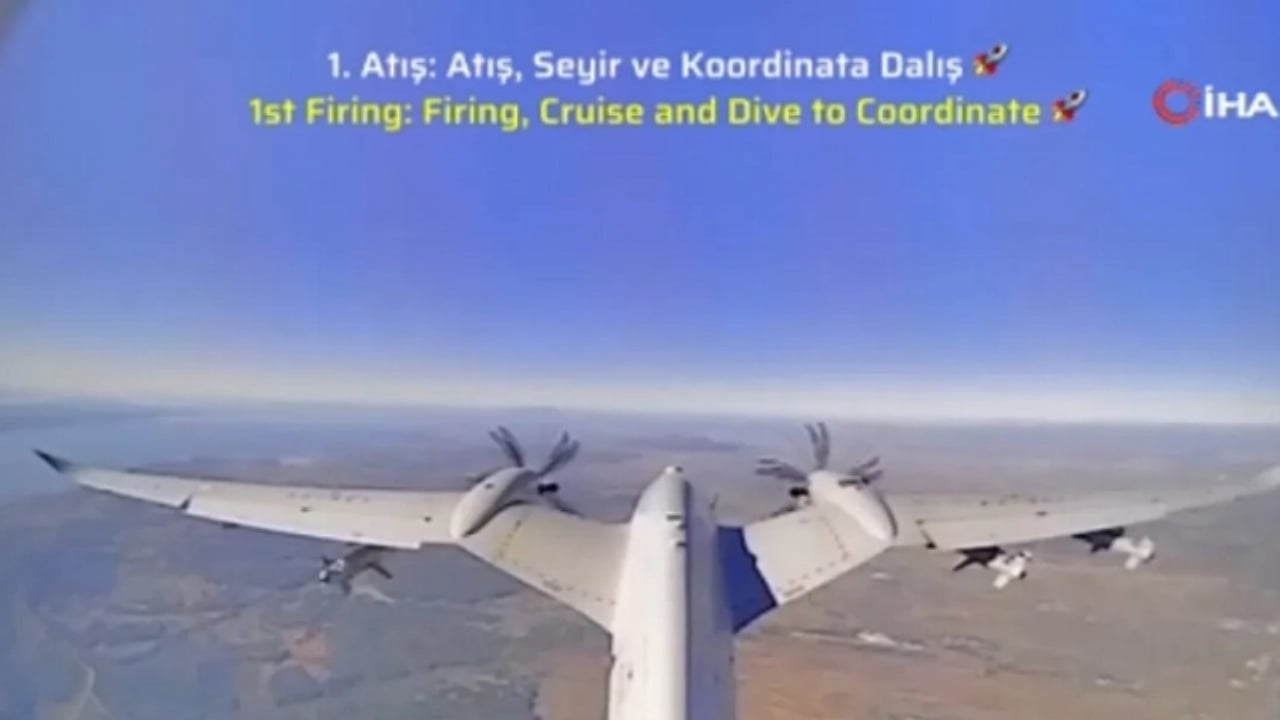 Foto - Baykar tarih yazmaya devam ediyor! Yapay zekalı füze, hedefi tam 12’den vurdu