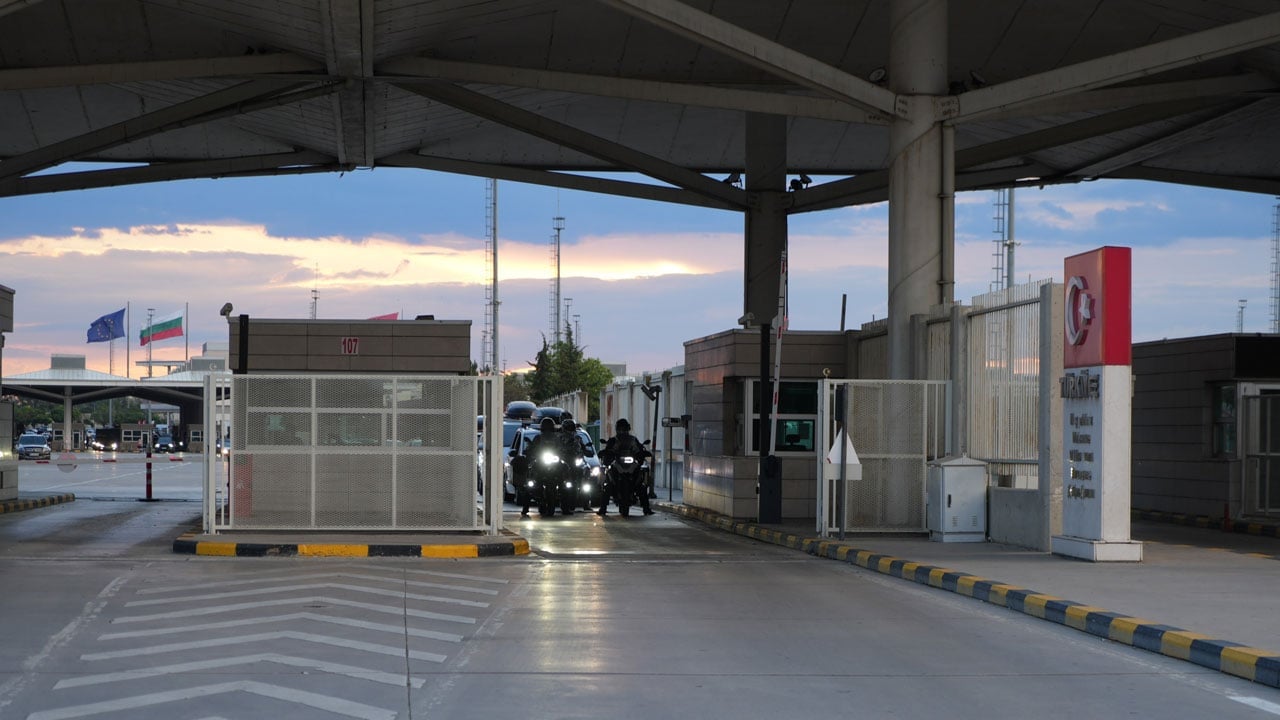 Foto - Bayrağı görüp ezanı duyunca tüm yorgunluk gidiyor! Gurbetçilerin tarifsiz mutluluğu...