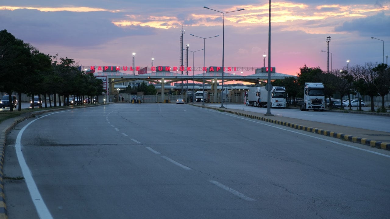 Foto - Bayrağı görüp ezanı duyunca tüm yorgunluk gidiyor! Gurbetçilerin tarifsiz mutluluğu...