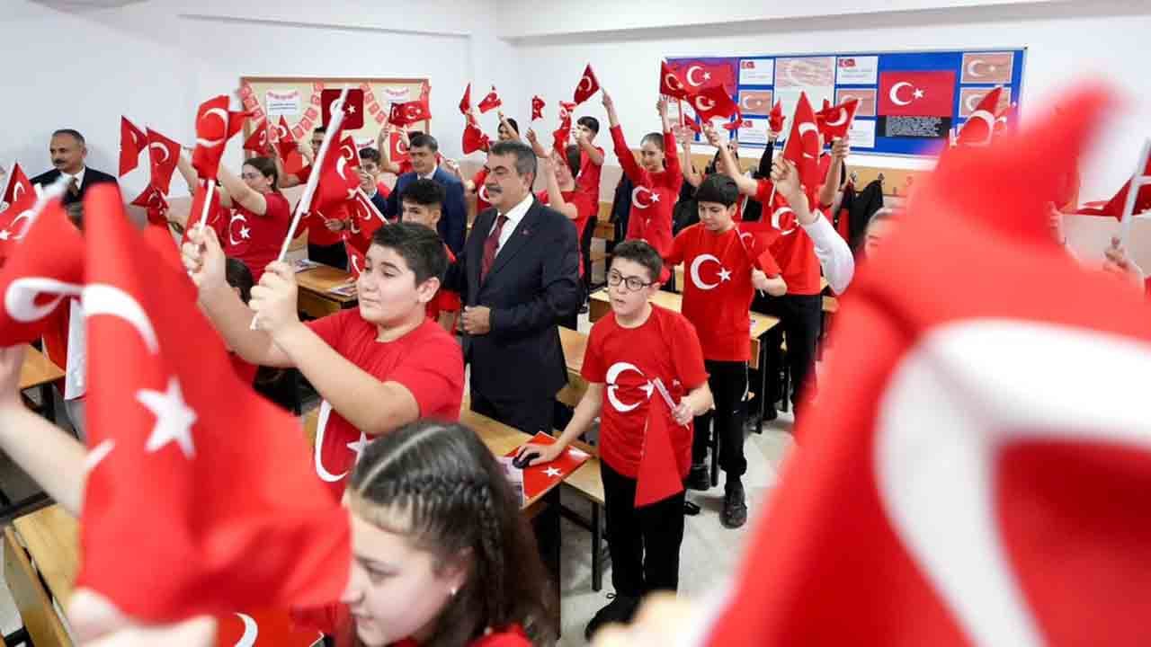 ‘Bayrak Sevgisi’nin devamı geliyor: Milli Eğitim’den yeni milli hamleler