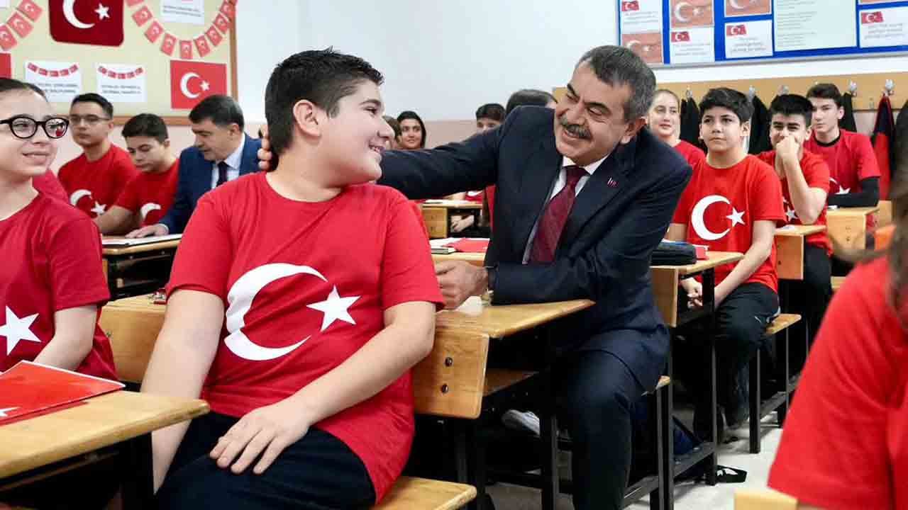 Foto - ‘Bayrak Sevgisi’nin devamı geliyor: Milli Eğitim’den yeni milli hamleler