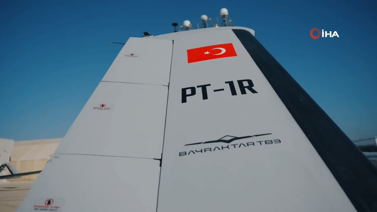 Foto - Bayraktar'dan tam isabet! Yerli roketlerle 12'den vurdu