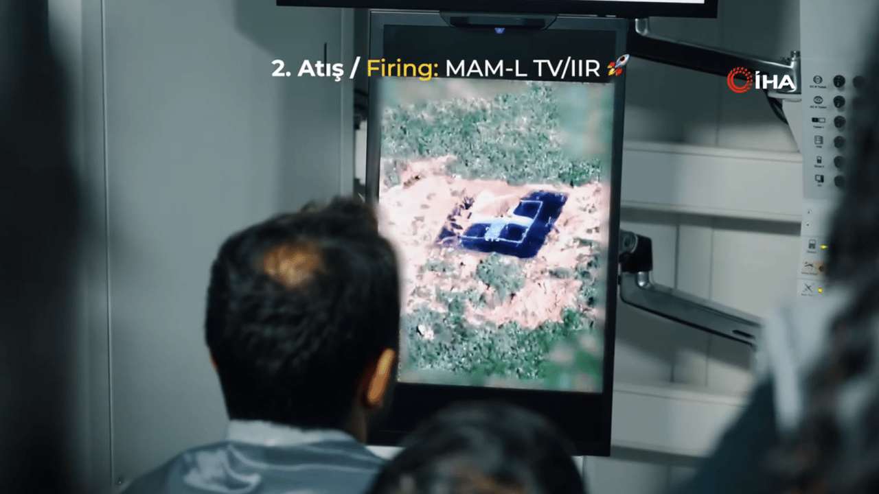 Foto - Bayraktar'dan tam isabet! Yerli roketlerle 12'den vurdu