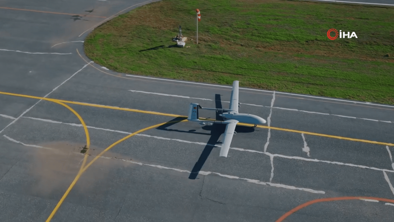 Foto - Bayraktar'dan tam isabet! Yerli roketlerle 12'den vurdu