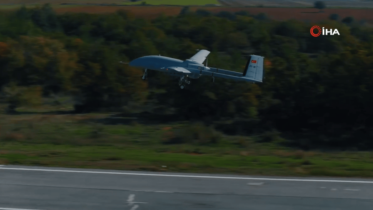 Foto - Bayraktar'dan tam isabet! Yerli roketlerle 12'den vurdu