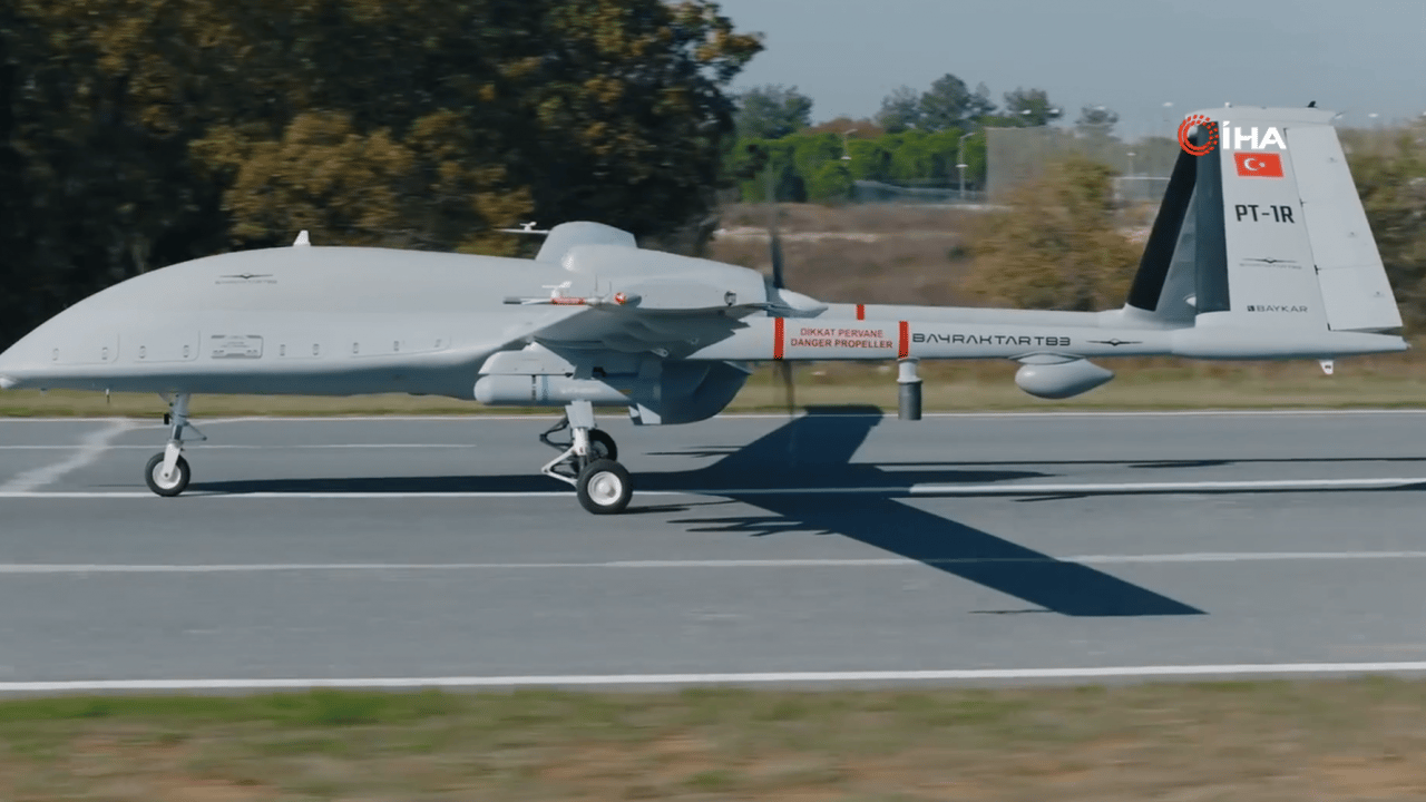 Foto - Bayraktar'dan tam isabet! Yerli roketlerle 12'den vurdu