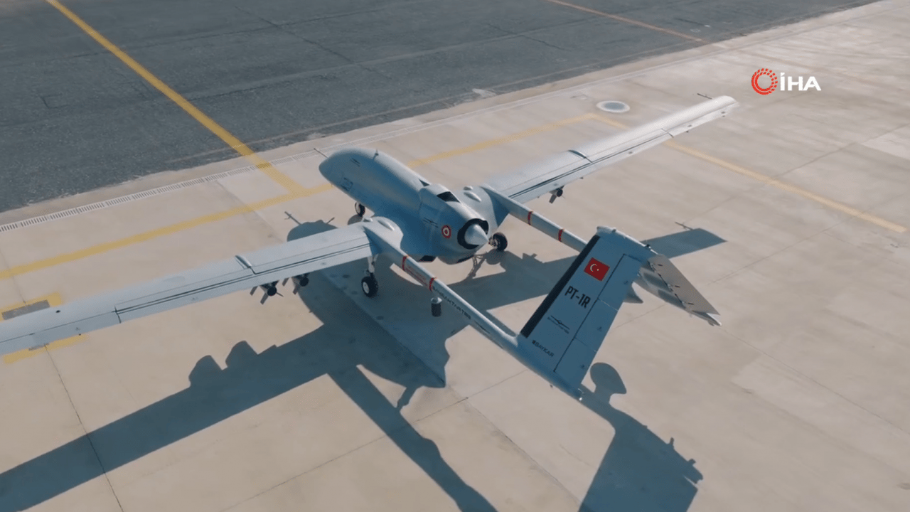 Foto - Bayraktar'dan tam isabet! Yerli roketlerle 12'den vurdu