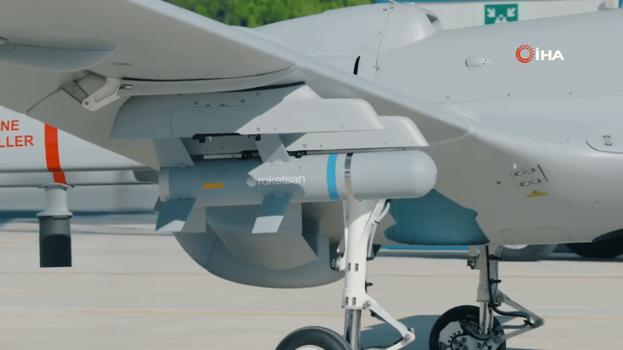 Foto - Bayraktar'dan tam isabet! Yerli roketlerle 12'den vurdu