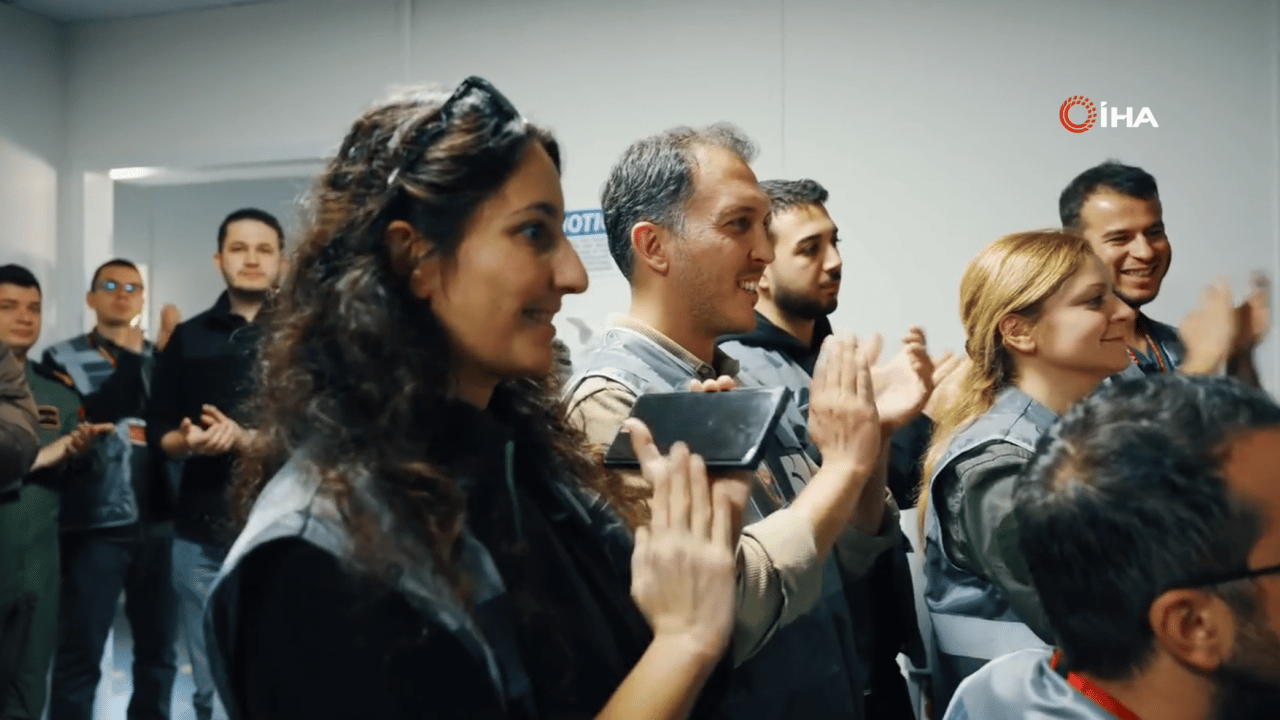 Foto - Bayraktar'dan tam isabet! Yerli roketlerle 12'den vurdu