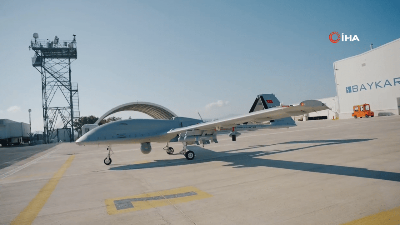 Foto - Bayraktar'dan tam isabet! Yerli roketlerle 12'den vurdu