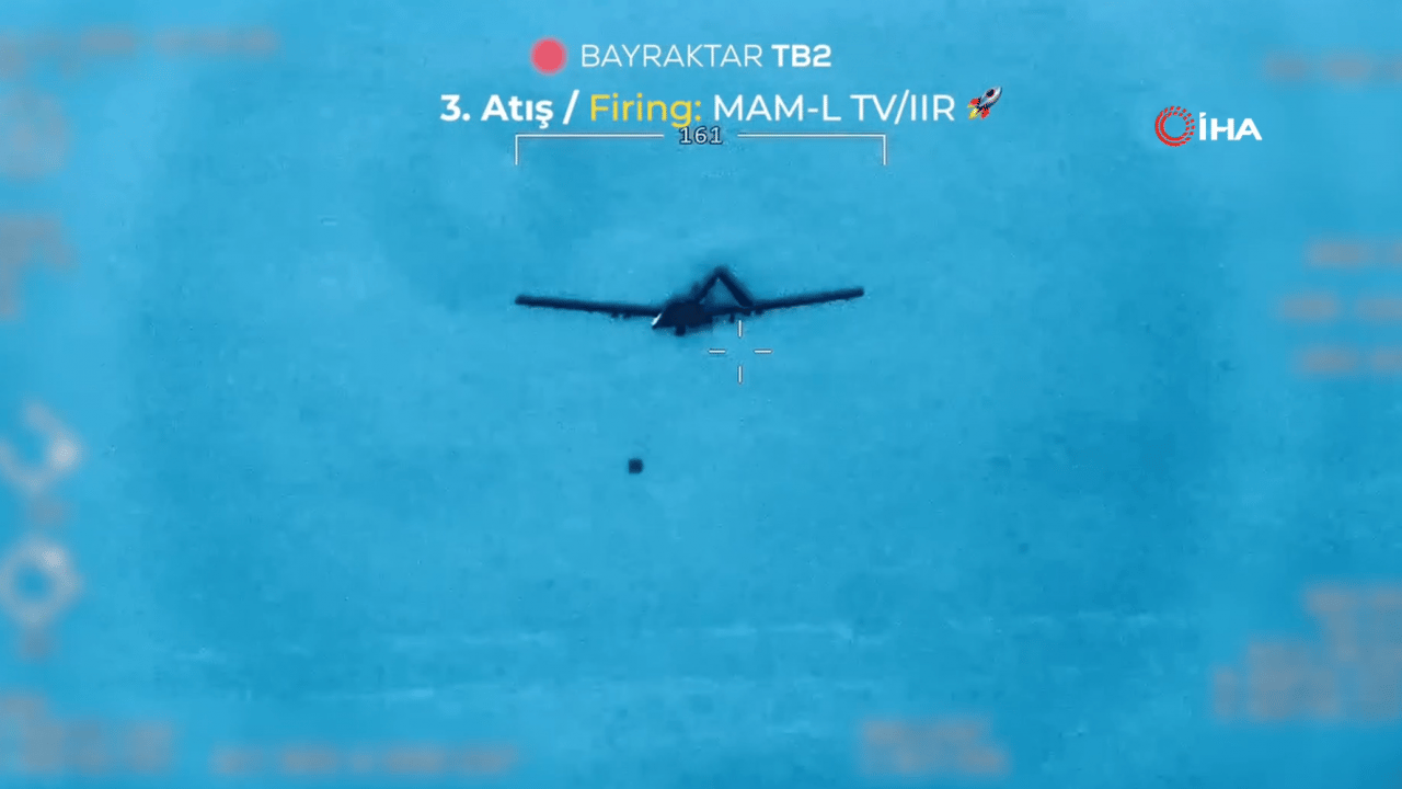 Foto - Bayraktar'dan tam isabet! Yerli roketlerle 12'den vurdu