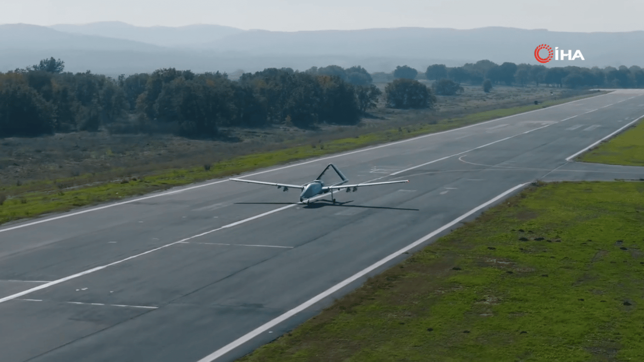 Foto - Bayraktar'dan tam isabet! Yerli roketlerle 12'den vurdu