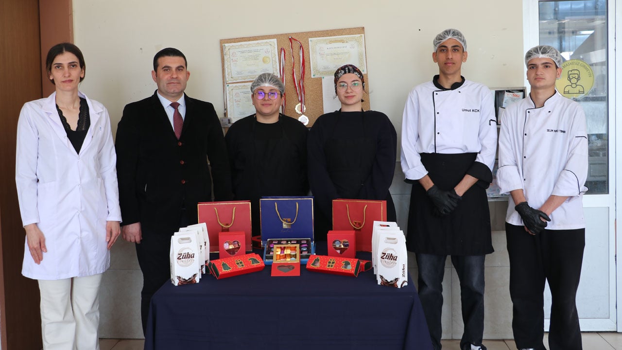 Foto - Bayram çikolataları liselilerden! Öğrenciler hem üretiyor hem kazanıyor