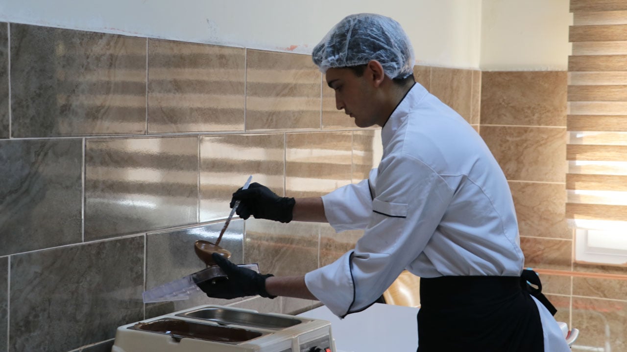 Foto - Bayram çikolataları liselilerden! Öğrenciler hem üretiyor hem kazanıyor