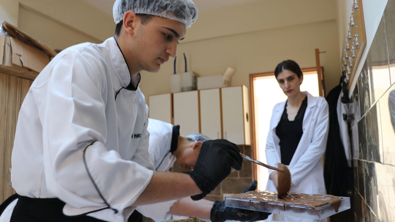 Foto - Bayram çikolataları liselilerden! Öğrenciler hem üretiyor hem kazanıyor